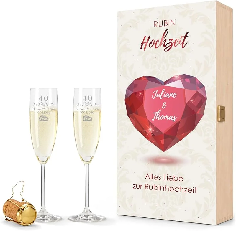 Besuche den GRAVURZEILE-Store GRAVURZEILE Sektgläser mit Gravur - Rubinhochzeit 40 Jahre - Personalisiert mit Namen & Datum inkl. Holzkiste - Geschenk zur Hochzeit Verlobung Jahrestag — Wein und Festtafel