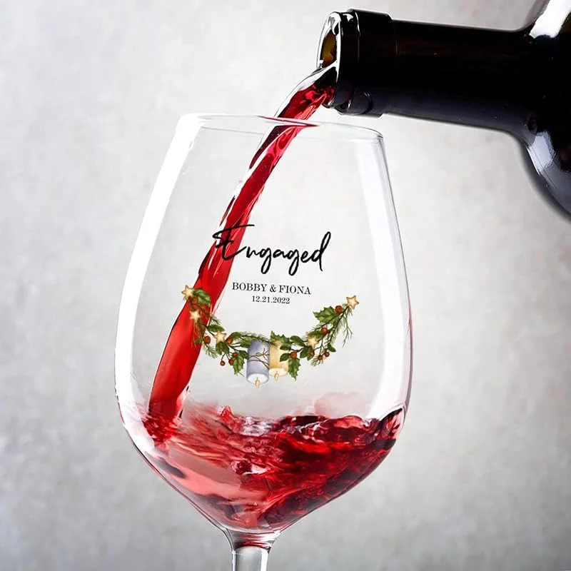 Marke: Rimego Weingläser 2er-Set, Unsere erste Weihnachtsverlobung 2023 Weinglas Kelch 482 ml, tolles Weingeschenk für Hochzeitstag, Weihnachten, Geburtstag — Wein und Festtafel