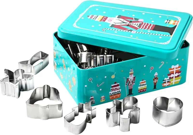 Marke: patisse patisse 13730 – Keksdose aus Metall mit Nussknacker-Motiv, 19, 5 x 13 x 7 cm, mit 18 Ausstechern aus Edelstahl – Tanne, Nikolaus, Glocke, Engel, Bich, Eichhörnchen, Gingerman usw — Weihnachtskueche