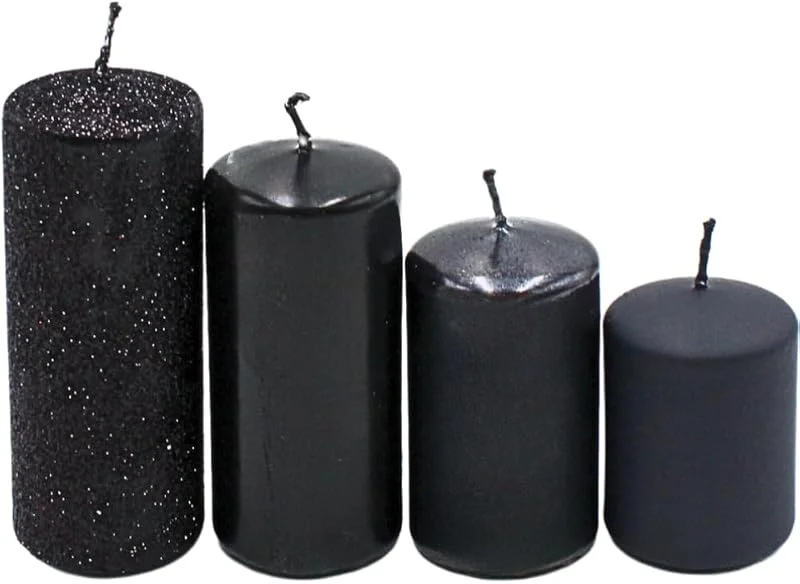 Besuche den Dekohelden24-Store Dekohelden24 Gestufte Stumpenkerzen, Adventskerzen, Adventskranzkerzen, in Schwarz, Höhe 5-10 cm, Durchmesser 4 cm, 250 gr, Brenndauer 4X 10 h — Kerzenlicht Abendessen