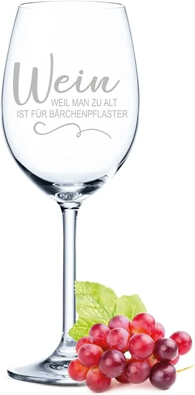 Besuche den GRAVURZEILE-Store GRAVURZEILE Weinglas mit Gravur - Wein, weil man zu alt ist für Bärchenpflaster - Lustige Geschenke für Sie & Ihn - Originelles Geburtstagsgeschenk für Männer & Frauen — Wein und Festtafel