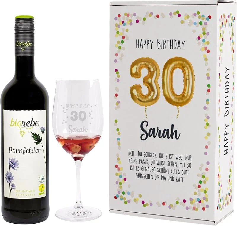 Besuche den Herz & Heim-Store Herz & Heim® Geburtstagsset mit Biorebe Bio-Wein und graviertem Leonardo Weinglas in Geschenkverpackung Rot, 30. Geburtstag — Wein und Festtafel