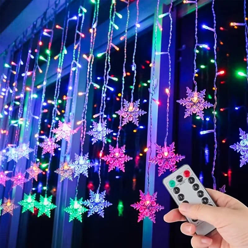 Marke: AiPertop Schneeflocken-Vorhang-Lichter, 108 LEDs, 3, 5 m, mehrfarbige Lichterkette mit Schneeflocken-Anhängern, USB-betriebene Fernbedienung, 8 Modi, 5 x verbindbar, IPX4 wasserdicht, für Weihnachten — Weihnachtsbeleuchtung