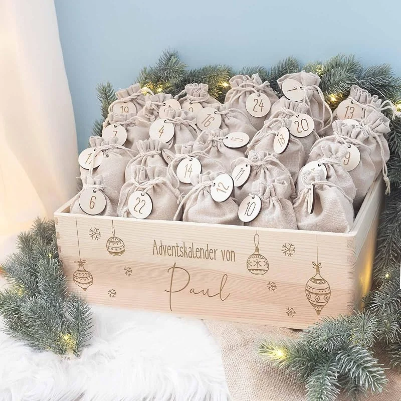 Besuche den hellomini-Store Personalisierte Adventskiste - Adventskalender aus Holz mit Namen - Gravur Kalender DIY - Weihnachtskalender für Kinder - hello mini (Weihnachtskugeln) — Advent und Tisch
