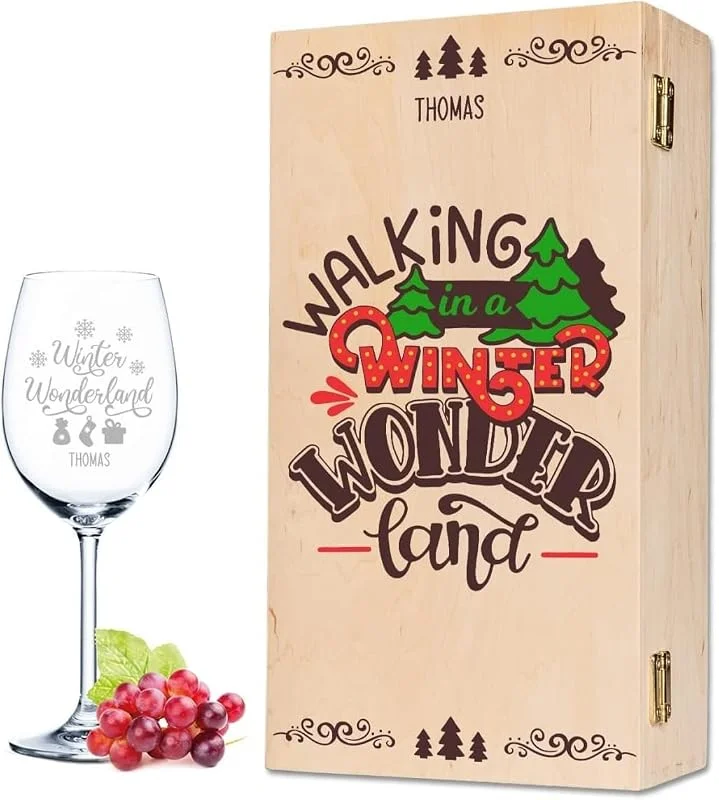 Besuche den GRAVURZEILE-Store GRAVURZEILE Weinglas mit Gravur - Winter Wonderland - Personalisiert mit Namen inkl. Holzkiste - Persönliches Geschenk zu Weihnachten für Sie & Ihn — Wein und Festtafel