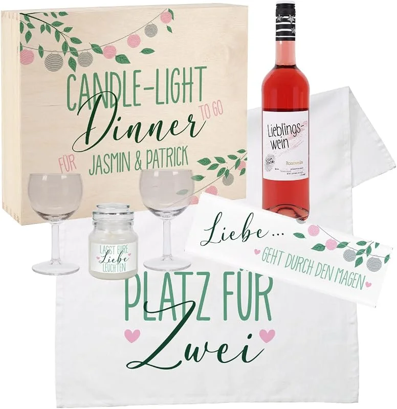 Besuche den Herz & Heim-Store Herz & Heim® Präsentkorb mit Wein und Schokolade in einem Geschenkkarton, Duftkerze, Weingläser und Geschirrtuch als Geschenk-Picknick-Set Weiß, Candle Light Dinner to go — Wein und Festtafel
