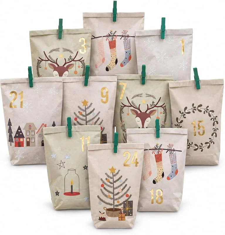 Besuche den Papierdrachen-Store Papierdrachen Adventskalender 2026 zum Befüllen - 24 pastellfarbene Geschenktüten mit Zahlenaufklebern - Motiv Hygge - DIY - zum Basteln - Weihnachten — Geschenkverpackung