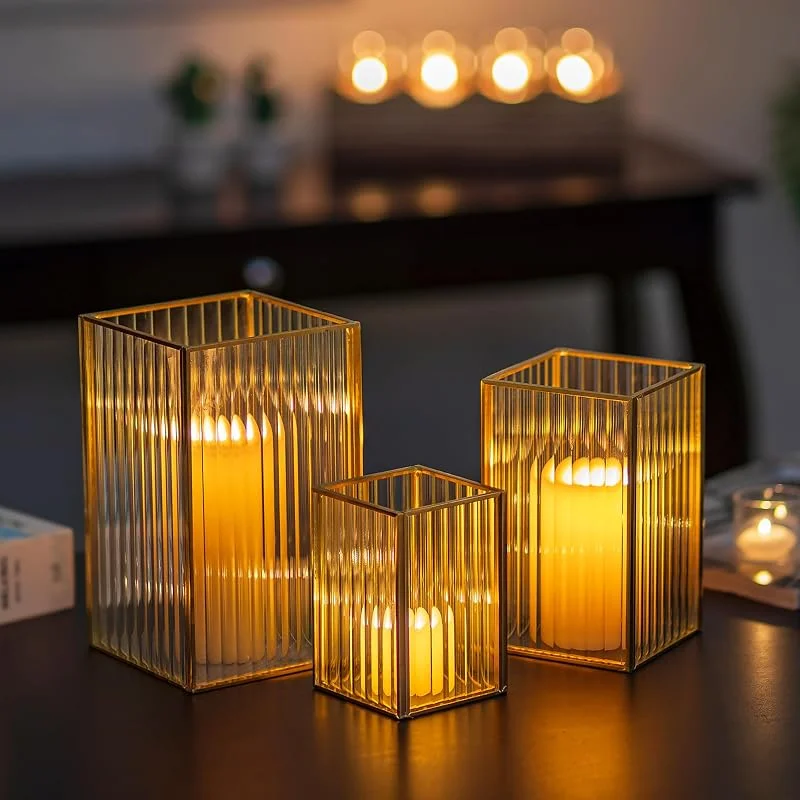 Besuche den Glasseam-Store Glasseam Hurricane Kerzenhalter aus Glas: gerippte goldene Stumpenkerzenhalter, Set mit 3 quadratischen Metall-Kerzenhaltern für Tischdekoration, moderne kleine Laternen, dekorativ, für den — Kerzenlicht Abendessen