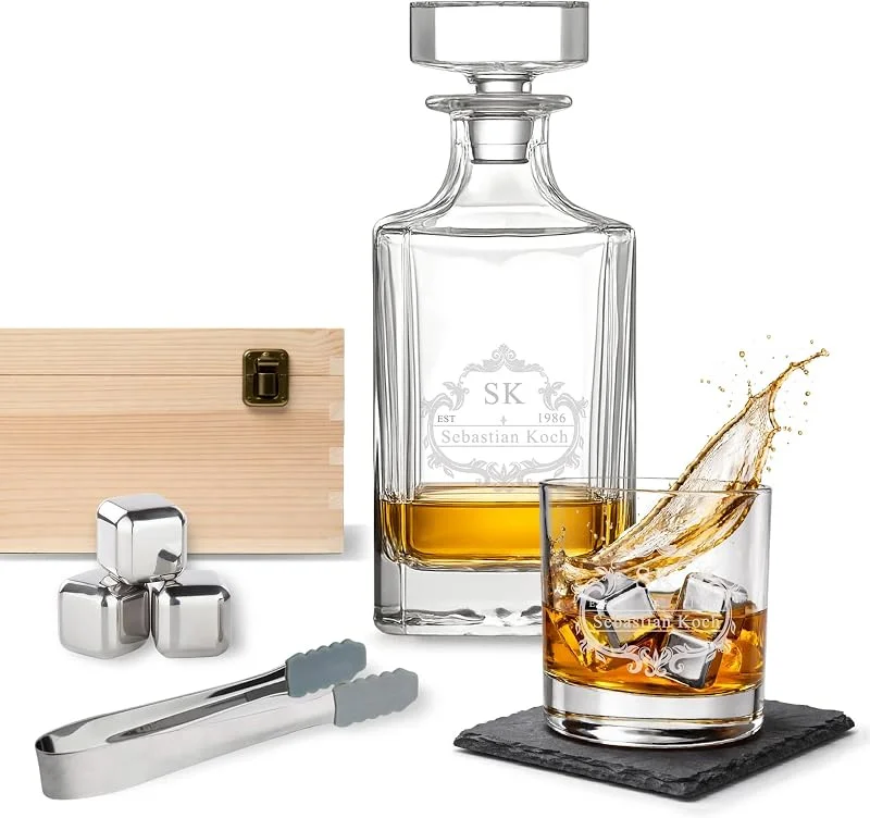Besuche den LOOXIS-Store LOOXIS Personalisiertes Whisky Geschenkset mit Namen & Motiv graviert - 1x 300ml Whiskyglas, 700ml Karaffe, 1x Edelstahleiswürfel- Geschenkidee Männer, Vatertag, Weihnachten - Geschenkset 1, Motiv 1 — Wein und Festtafel