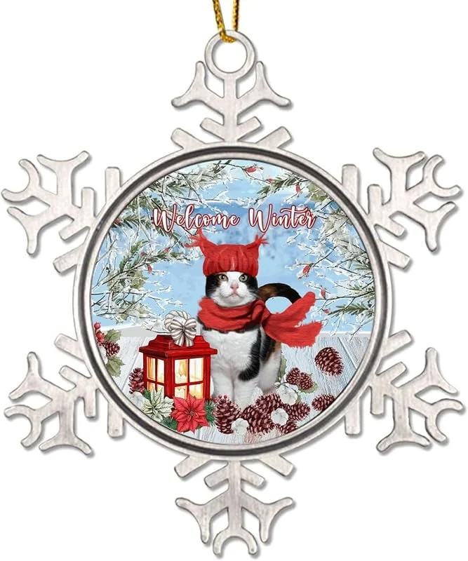 Marke: CowkissSign Weihnachtskatzen Willkommen Winter Neuheit Metall Schneeflocke Weihnachten Ornament Winter Blume Schnee Szene Weihnachtskranz Dekorative hängende Ornamente 7, 6 cm Weihnachtsdekoration