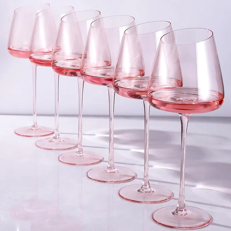 Marke: OUHT Blush Pink Weingläser (6er-Set), 530 ml handgefertigt – Kristall-Weingläser mit langem Stiel für Rotwein, schräger Rand, elegante Geschenkbox (Blush Pink) — Wein und Festtafel