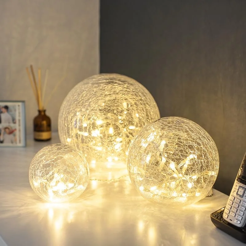 Besuche den Lights4fun-Store Lights4fun 3er Set Glaskugeln mit Lichterkette, warmweiße LEDs, batteriebetrieben, Leuchtkugel Herbst Winter, Kugelleuchte Fensterbank Glaskugel Fensterdeko, für innen — Kerzenlicht Abendessen