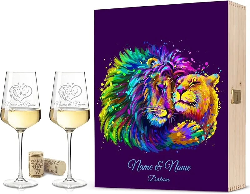 Besuche den GRAVURZEILE-Store GRAVURZEILE Weißweingläser mit Gravur - Lion Love Design als Set inkl. Holzkiste - Personalisiert mit Name & Datum - Geschenk zur Verlobung Hochzeit Valentinstag — Wein und Festtafel