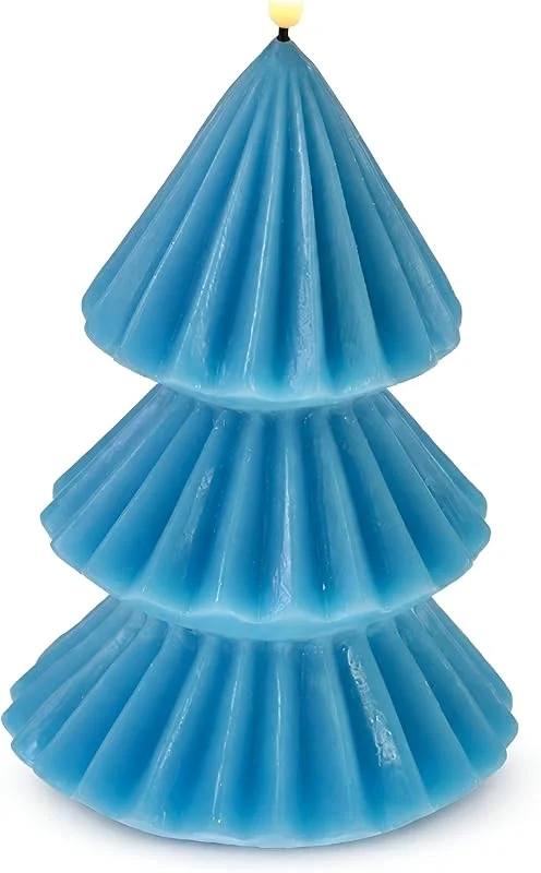 Besuche den Fachhandel Plus-Store LED Kerzen mit Timer - Motiv Tanne, 3D Flamme, batteriebetriebene Weihnachtsdeko, LED Echtwachskerzen in verschiedenen Farben & Größen (Blau Tanne, Mittel 21, 5 x 12, 5 cm) — Kerzenlicht Abendessen
