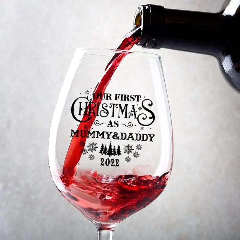 Marke: Rimego Weingläser-Set, 2 Stück, "Our First Christmas As Mummy & Daddy 2023" Weinglas für Paare, Jahrestag, Hochzeit, Geschenk, personalisierte Weingeschenke für Frauen und Männer — Wein und Festtafel