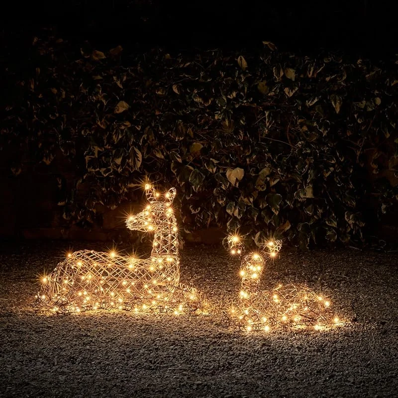 Besuche den Lights4fun-Store Lights4fun 2er Set Studley LED Rattan Rentier Familie REH und Kitz Weihnachts Figur Timer Weihnachtsbeleuchtung Außen Innen