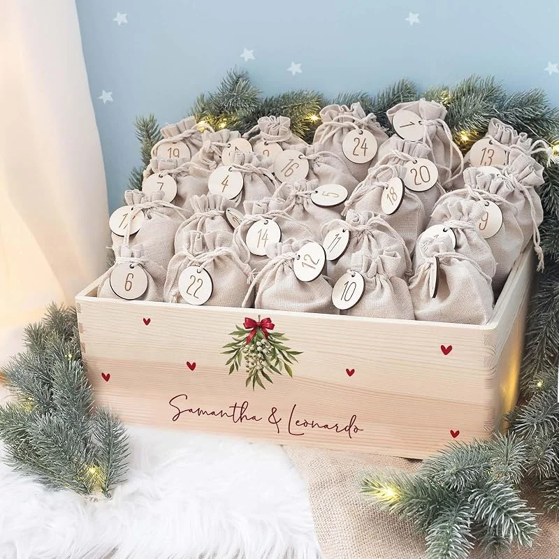 Besuche den hellomini-Store Personalisierte Adventskiste - Adventskalender aus Holz mit Namen - Aquarell Druck Kalender DIY - Weihnachtskalender für Paare- hello mini (Mistelzweig Paare) — Advent und Tisch