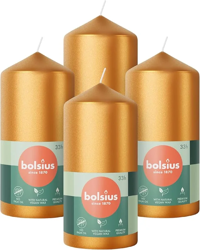 Besuche den bolsius-Store Bolsius Glatte Stumpenkerzen - Metallic Gold - 4 Stück - 12 x 6 cm - Dekorative kerzen - Länge Brenndauer 33 Stunden - Unparfümierte - Enthält Natürliches Pflanzenwachs - Ohne Palmöl — Advent und Tisch