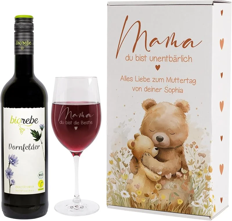 Besuche den Herz & Heim-Store Herz & Heim® Geschenkset zum Muttertag mit graviertem Weinglas, Weinflasche und Geschenkbox -Mama Du bist unentbärlich-, personalisiert (Rot) — Geschenkverpackung