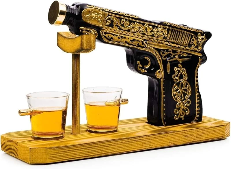 Besuche den The Wine Savant-Store The Wine Savant Handbemalte Pistole Whiskey & Wein Dekanter – Pistole Whiskey Gun Dekanter & 2 Schnapsgläser – Militärgeschenke, Veteranengeschenke, Home Bar Geschenke, Trinken — Wein und Festtafel