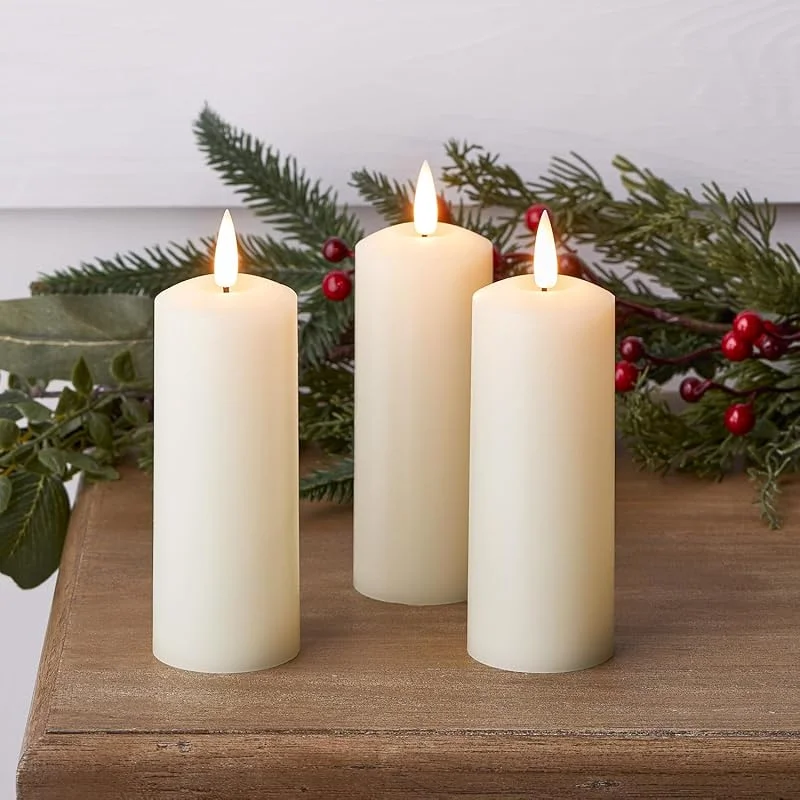 Besuche den Lights4fun-Store Lights4fun 3er Set TruGlow® LED Echtwachskerzen mit warmweißer LED Flamme Timer 12, 5cm batteriebetrieben — Kerzenlicht Abendessen