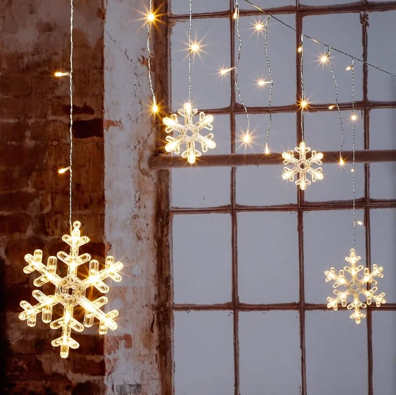 Besuche den Spetebo-Store Spetebo LED Schneeflocken Lichtervorhang mit Timer Batterie betrieben - 210 cm - Lichterkette mit 60 LED in warm weiß - Schnee Flocke Weihnachtsdeko Fensterdeko für Außen
