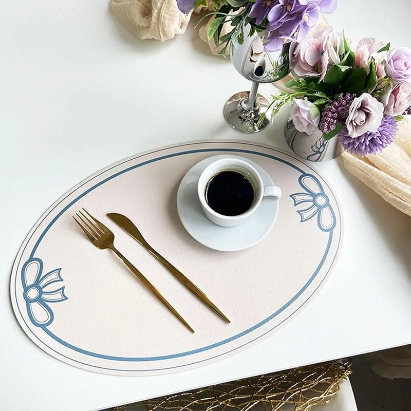 Besuche den Epinki-Store Epinki 2er Set Tischset Weihnachten Vintage Oval 30x45CM, PU Leder Platzset Weihnachten Modern Bowknot Hitzebeständige, Tischmatten Abwaschbar Hellblau für Küche und Restaurant — Küche & Haushalt