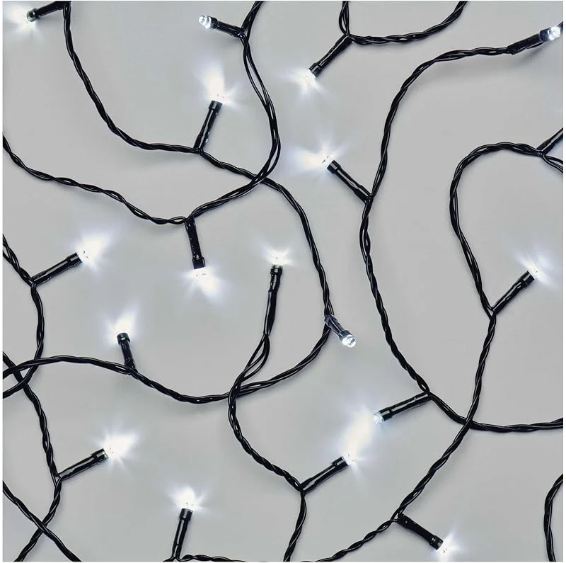 Besuche den EMOS-Store EMOS Kaltweiße LED-Lichterkette 8, 4 Meter, schwarzer Draht mit 120 LEDs, 6, 18 h Timer-Funktion, Batteriebetrieben (3x AA), Leuchtdauer 10.000 h, IP44 für Innen und Außen, Kaltweiß — Weihnachtsbeleuchtung