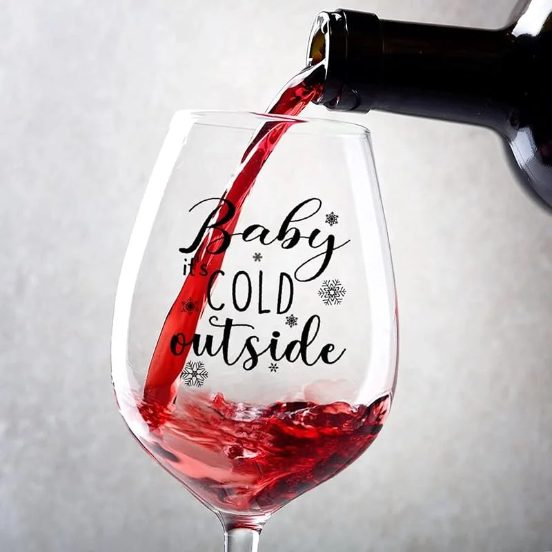 Marke: Rimego Weinglas-Kelch, Baby It's Cold Outside Stimmed Weinglas Set mit 2 Geschenken für Mama für Paare, Jahrestag, Hochzeit, Geschenk, personalisierte Weingeschenke für Frauen und Männer — Wein und Festtafel