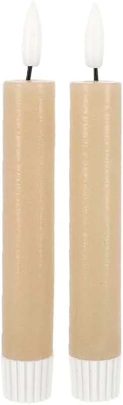 Besuche den LED Universum-Store LED Universum - 2er Set LED Echtwachs Stabkerzen beige 15cm warmweiß für 1 x AAA Batterie je Kerze (nicht enthalten) Tischdekoration für Hochzeit, Weihnachten, Feste, Partys (beige 15cm - 2er Set) — Kerzenlicht Abendessen