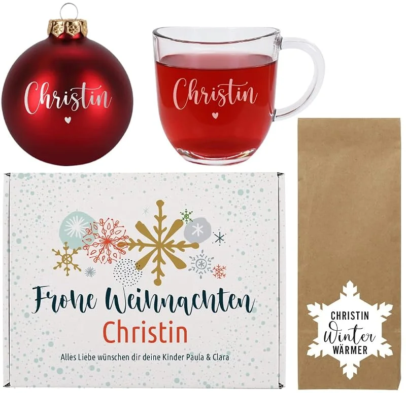 Besuche den Herz & Heim-Store Herz & Heim® Weihnachtliches Geschenkset mit gravierter Christbaumkugel, graviertem Teeglas und 100g Früchtetee, mit Wunschname und -text — Geschenkverpackung