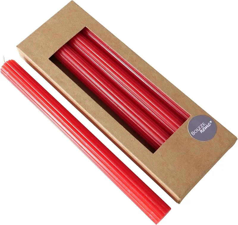 Marke: BOLTZE Stabkerze Classic 4-tlg., Paraffin, Rot, 25 cm, Ø 2, 3 cm — Kerzenlicht Abendessen